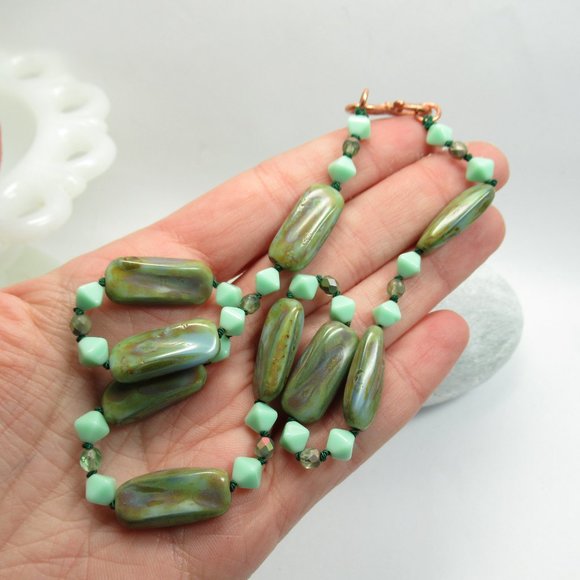Uranium glass bead necklace - Picture 9 of 11